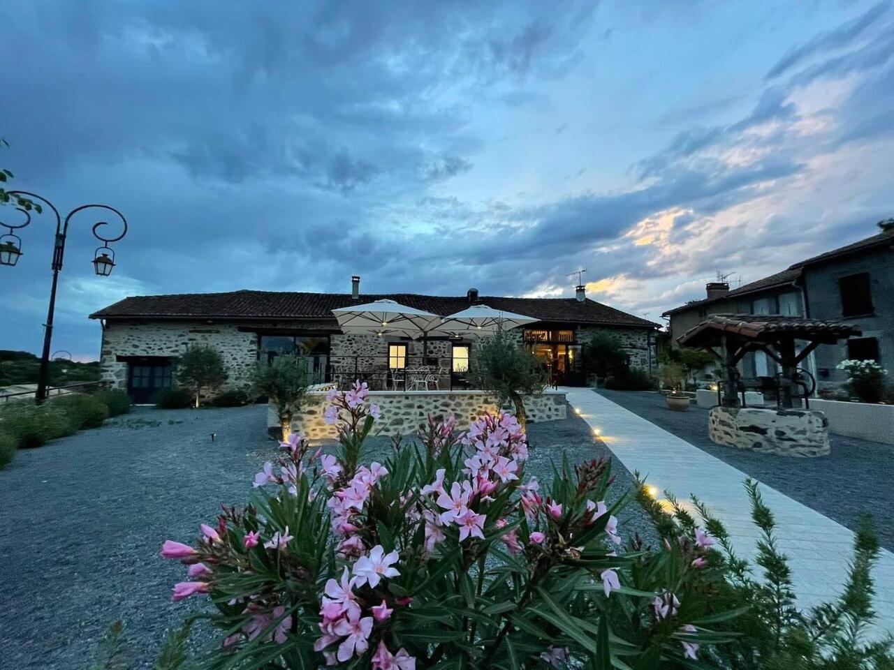 Villa Tagibao Avec Piscine Chauffee Et Spa Lesterps Εξωτερικό φωτογραφία